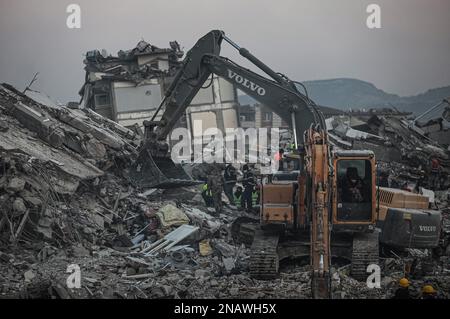 Kahramanmaras, Türkei, Türkei. 12. Februar 2023. Rettungskräfte in Kahramanmaras Türkei arbeiten in den Ruinen eines Gebäudes, das durch das Erdbeben vom Oktober 30 zerstört wurde. (Kreditbild: © Abed Alrahman Alkahlout/Quds Net News via ZUMA Press Wire) NUR REDAKTIONELLE VERWENDUNG! Nicht für den kommerziellen GEBRAUCH! Stockfoto