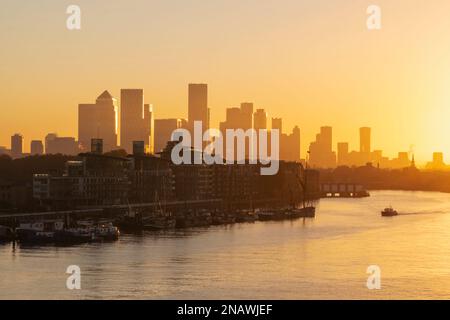 England, London, Sonnenaufgang über der Skyline von Canary Wharf und der Themse Stockfoto