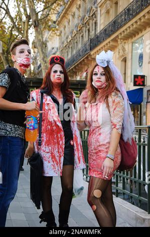 PARIS, FRANKREICH - 3. OKTOBER 2015: Teilnahme von drei Jugendlichen an der Zombie-Parade auf dem Place de la Republique. Der Zombie Walk ist eine jährliche Veranstaltung in Paris. Stockfoto