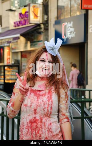 PARIS, FRANKREICH - 3. OKTOBER 2015: Junge Frau im Zombie-Brautkleid macht Siegeszeichen während der Zombie-Parade am Place de la Republique. Zombie Walk ist eine Stockfoto