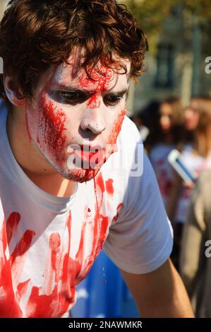 PARIS, FRANKREICH - 3. OKTOBER 2015: Junger "verwundeter" Zombie-Mann, der an der Zombie-Parade am Place de la Republique teilnimmt. Zombie Walk ist ein jährliches Event i Stockfoto