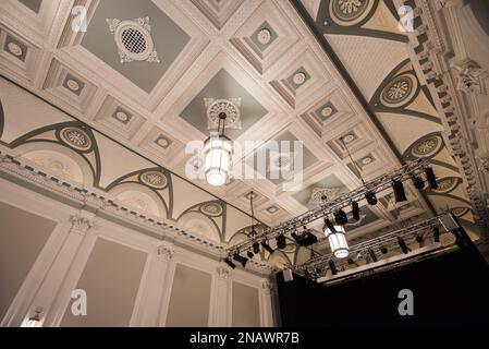 Kunstvoll bemalte Decke im Skipton Town Hall Stockfoto