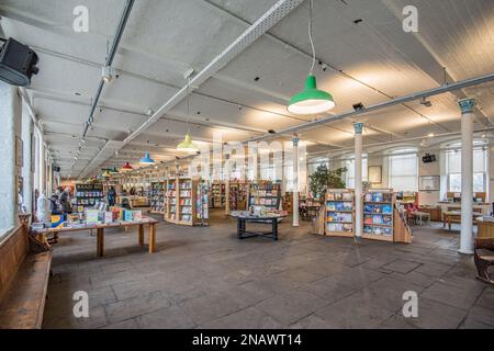 Buchhandlung im Erdgeschoss, Salz Mill, ehemaliges Wollwerk in Saltaire in West Yorkshire. Stockfoto