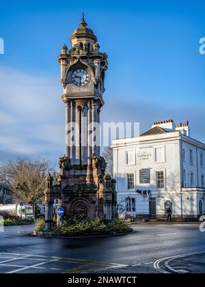 Miles' Clocktower (1897) ist ein bekanntes Wahrzeichen am Ende der Queen Street in Exeter, Devon, Großbritannien. Stockfoto