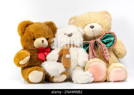 Drei Teddybären auf weißem Hintergrund. Plüschspielzeug für Kinder. Stockfoto