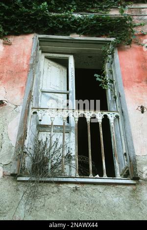 Verlassene Wohnung in der Altstadt von Gaeta, Italien Stockfoto