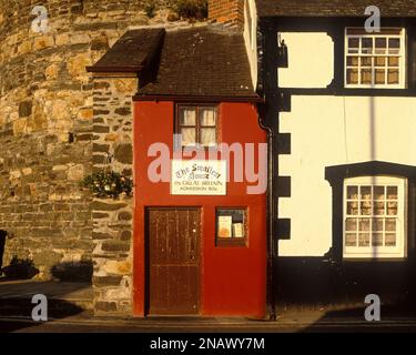 DAS KLEINSTE HAUS IN GROSSBRITANNIEN AM KAI CONWY GWYNEDD NORTH WALES COAST UK Stockfoto