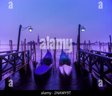 GONDELN PIAZETTA STEG RIVA DEGLI SCHIAVONI ZUR ISOLA DI SAN GIORGIO MAGGIORE VENEDIG ITALIEN Stockfoto