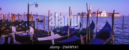 GONDELN PIAZETTA STEG RIVA DEGLI SCHIAVONI ZUR ISOLA DI SAN GIORGIO MAGGIORE VENEDIG ITALIEN Stockfoto