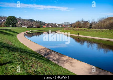 Ein Blick nach Norden entlang des Flussprogramms EXE an einem sonnigen Wintertag in Exwick, Exeter, Devon, Großbritannien. Stockfoto