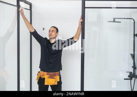 Klempner Installation eine Duschkabine im Badezimmer Stockfoto