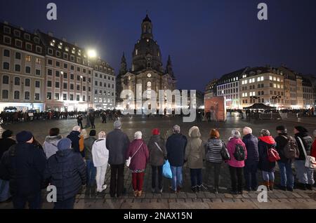 Dresden, Deutschland. 13. Februar 2023. Bürger bilden am Neumarkt vor der Frauenkirche eine menschliche Kette zum 78. Jahrestag der Zerstörung von Dresden im Zweiten Weltkrieg Am 13. Februar erinnert die Hauptstadt Dresden an die Zerstörung der Stadt im Zweiten Weltkrieg vor 78 Jahren. Am 13. Und 14. Februar 1945 reduzierten die alliierten Bomber das Zentrum der Stadt auf der Elbe in Schutt und Asche. Bis zu 25.000 Menschen haben ihr Leben verloren. Kredit: Robert Michael/dpa/Alamy Live News Stockfoto