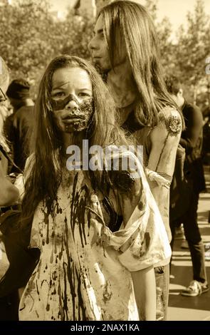 PARIS, FRANKREICH - 3. OKTOBER 2015: Teilnahme eines jungen Ehepaars im Zombie-Kostüm an der Zombie-Parade am Place de la Republique. Der Zombie Walk ist ein jährlicher Abend Stockfoto