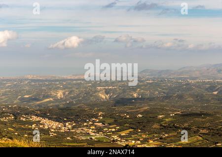 Landschaftsbild der Landschaft auf Kreta. Ein sonniger Tag im Dezember 2019, in der ländlichen Gegend von ​​Archanes vom Gipfel des Berges Giouchtas (juchtas). Stockfoto