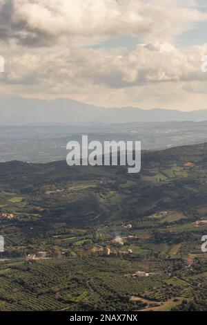 Landschaftsbild der Landschaft von Archanes auf Kreta. Ein sonniger Tag im Dezember 2019 und Blick vom Berg Giouchtas (Juchtas) auf die ländliche Gegend Stockfoto