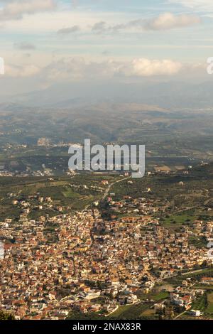 Landschaftsbild der Landschaft von Archanes auf Kreta. Ein sonniger Tag im Dezember 2019 und Blick vom Berg Giouchtas (Juchtas) auf die ländliche Gegend Stockfoto