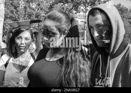 PARIS, FRANKREICH - 3. OKTOBER 2015: Drei junge Menschen nehmen an der Zombie-Parade am Place de la Republique Teil (einer davon mit Messer im Kopf). Zombie Stockfoto