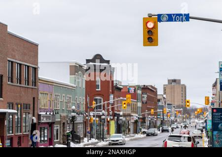 Ottawa, Kanada - 23. Januar 2023: Stadtblick mit Ampel auf der York Street im Stadtzentrum Stockfoto