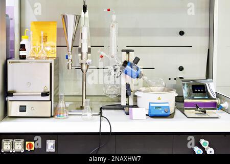 Chemische Instrumente auf dem Tisch im Labor Stockfoto