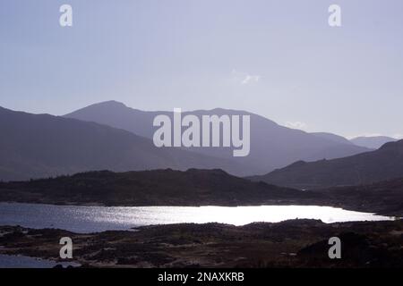 Traumhafter Blick auf Loch Cluanie, Schottland, mit den blauen Bergen von Glenshiel im Hintergrund Stockfoto