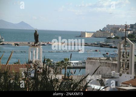Gaeta, Italien. Blick über die Altstadt, mit der Kirche St. James überblickt den Golf. Auf dem Gipfel befindet sich die Statue der unbefleckten Jungfrau von Sabbatani. Stockfoto