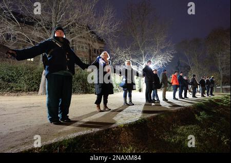 Dresden, Deutschland. 13. Februar 2023. Die Zerstörung der Stadt während des Zweiten Weltkriegs wird mit einer menschlichen Kette am Königsufer geehrt. Am 13. Februar erinnert die Hauptstadt Dresden an die Zerstörung der Stadt im Zweiten Weltkrieg vor 78 Jahren. Am 13. Und 14. Februar 1945 reduzierten die alliierten Bomber das Zentrum der Stadt auf der Elbe in Schutt und Asche. Bis zu 25.000 Menschen haben ihr Leben verloren. Kredit: Sebastian Kahnert/dpa/Alamy Live News Stockfoto