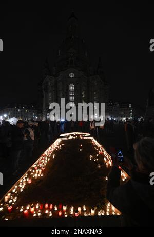 Dresden, Deutschland. 13. Februar 2023. Kerzen brennen am 78. Jahrestag der Zerstörung von Dresden im Zweiten Weltkrieg auf dem Neumarkt vor der Frauenkirche. Am 13. Februar erinnert die Hauptstadt Dresden an die Zerstörung der Stadt während des Zweiten Weltkriegs vor 78 Jahren. Am 13. Und 14. Februar 1945 reduzierten die alliierten Bomber das Zentrum der Stadt auf der Elbe in Schutt und Asche. Bis zu 25.000 Menschen haben ihr Leben verloren. Kredit: Robert Michael/dpa/Alamy Live News Stockfoto