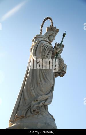 Gaeta, Italien. Statue von Santa Maria Ausiliatrice, ein Carrara-Marmorkunstwerk des Bildhauers Nicola Arrighini, im Parco Monte Orlando. Stockfoto