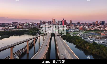 Überlappende Highways und Straßen über dem Wasser im Zentrum von Baltimore, Maryland, USA Stockfoto