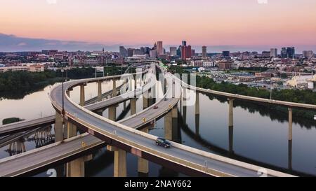 Überlappende Highways und Straßen über dem Wasser im Zentrum von Baltimore, Maryland, USA Stockfoto