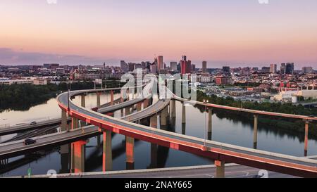 Überlappende Highways und Straßen über dem Wasser im Zentrum von Baltimore, Maryland, USA Stockfoto