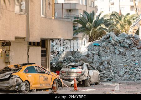 Antakya, Türkei. 11. Februar 2023. Die Szene eines eingestürzten Gebäudes in Osmaniye. Am 6. Februar 2023 gab es ein Erdbeben der Stärke 7,8 und ein weiteres Tremor der Größe 7,5 nur wenige Stunden später. Die beiden Erdbeben verursachten in der Südtürkei und im Norden Syriens weitverbreitete Zerstörungen mit einer Todesrate von über 34000 Todesopfern ab Montag. Kredit: SOPA Images Limited/Alamy Live News Stockfoto