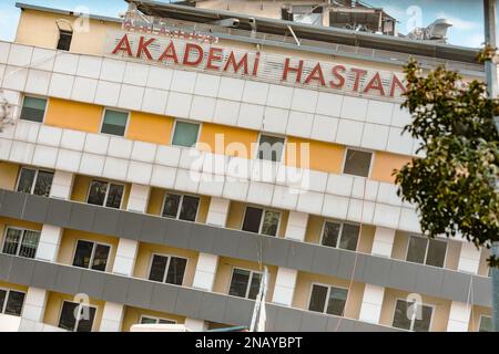 Antakya, Türkei. 11. Februar 2023. Der Schauplatz eines kollabierten Krankenhauses in Antakya. Am 6. Februar 2023 gab es ein Erdbeben der Stärke 7,8 und ein weiteres Tremor der Größe 7,5 nur wenige Stunden später. Die beiden Erdbeben verursachten in der Südtürkei und im Norden Syriens weitverbreitete Zerstörungen mit einer Todesrate von über 34000 Todesopfern ab Montag. Kredit: SOPA Images Limited/Alamy Live News Stockfoto