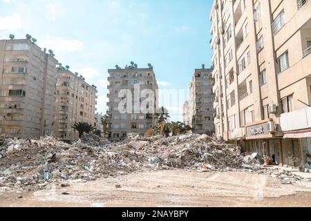 Antakya, Türkei. 11. Februar 2023. Die Szene der eingestürzten Gebäude in Osmaniye. Am 6. Februar 2023 gab es ein Erdbeben der Stärke 7,8 und ein weiteres Tremor der Größe 7,5 nur wenige Stunden später. Die beiden Erdbeben verursachten in der Südtürkei und im Norden Syriens weitverbreitete Zerstörungen mit einer Todesrate von über 34000 Todesopfern ab Montag. Kredit: SOPA Images Limited/Alamy Live News Stockfoto