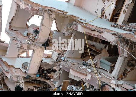 Antakya, Türkei. 11. Februar 2023. Die Szene eines eingestürzten Gebäudes in Hatay. Am 6. Februar 2023 gab es ein Erdbeben der Stärke 7,8 und ein weiteres Tremor der Größe 7,5 nur wenige Stunden später. Die beiden Erdbeben verursachten in der Südtürkei und im Norden Syriens weitverbreitete Zerstörungen mit einer Todesrate von über 34000 Todesopfern ab Montag. Kredit: SOPA Images Limited/Alamy Live News Stockfoto