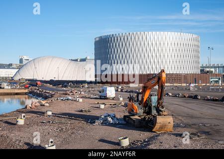 Bagger Doosan DX235LCR auf einem leerstehenden Grundstück in Jätkäsaari oder im Bezirk Länsisatama in Helsinki, Finnland Stockfoto