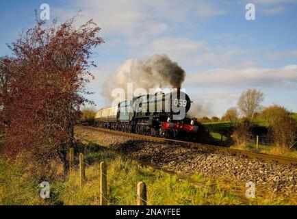 Lokomotive der King Class 6024 King Edward 1 vorbei an Crofton Lock auf einem Ausflug auf der Hauptlinie 2006 Stockfoto