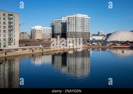 Neu gebaute Wohngebäude um das ehemalige Hafenbecken in Jätkäsaari oder im Bezirk Länsisatama in Helsinki, Finnland Stockfoto