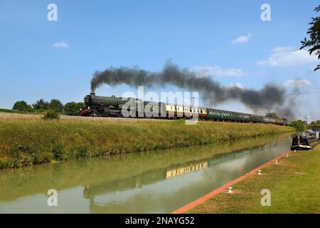 Lokomotive der King Class 6024 King Edward 1 vorbei an Crofton Lock auf einem Ausflug auf der Hauptlinie 2010 Stockfoto