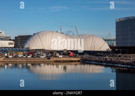 Luftgestützte Sporthalle ähnlich einer Made im Bezirk Jätkäsaari oder Länsisatama in Helsinki, Finnland Stockfoto