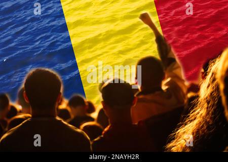 Unschärfe rumänische Fußballmannschaft. Fans im Stadion. Rumänische Flagge und Fußballfans, die den Sieg feiern. Protest in Rumänien. Heben Sie die Hand. Unscharf Stockfoto