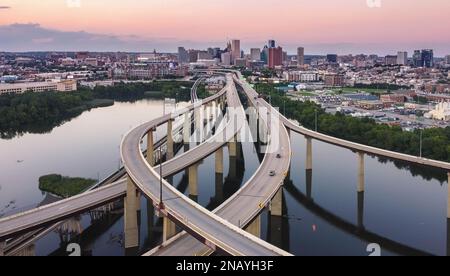 Überlappende Highways und Straßen über dem Wasser im Zentrum von Baltimore, Maryland, USA Stockfoto
