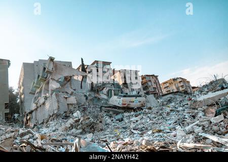 Antakya, Türkei. 11. Februar 2023. Berge von Trümmern eines eingestürzten Gebäudes in Antakya. Am 6. Februar 2023 gab es ein Erdbeben der Stärke 7,8 und ein weiteres Tremor der Größe 7,5 nur wenige Stunden später. Die beiden Erdbeben verursachten in der Südtürkei und im Norden Syriens weitverbreitete Zerstörungen mit einer Todesrate von über 34000 Todesopfern ab Montag. (Foto: Nicholas Muller/SOPA Images/Sipa USA) Guthaben: SIPA USA/Alamy Live News Stockfoto