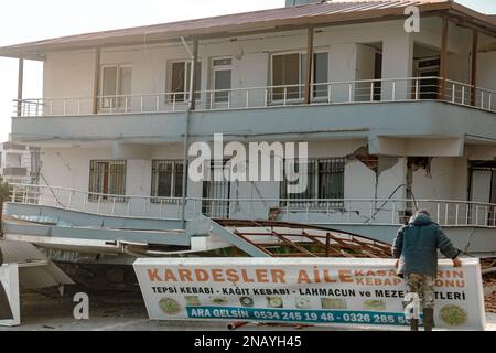 Antakya, Türkei. 11. Februar 2023. Die Szene eines eingestürzten Gebäudes in Antakya, Hatay. Am 6. Februar 2023 gab es ein Erdbeben der Stärke 7,8 und ein weiteres Tremor der Größe 7,5 nur wenige Stunden später. Die beiden Erdbeben verursachten in der Südtürkei und im Norden Syriens weitverbreitete Zerstörungen mit einer Todesrate von über 34000 Todesopfern ab Montag. (Foto: Nicholas Muller/SOPA Images/Sipa USA) Guthaben: SIPA USA/Alamy Live News Stockfoto