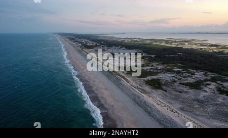 Ein Blick auf den Strand bei Sonnenuntergang in Ocean City, Maryland Stockfoto