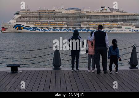 Alter Hafen von Doha (Mina District) in Doha, Katar am Nachmittag mit Kreuzfahrtschiff ( AIDA cosma). Stockfoto