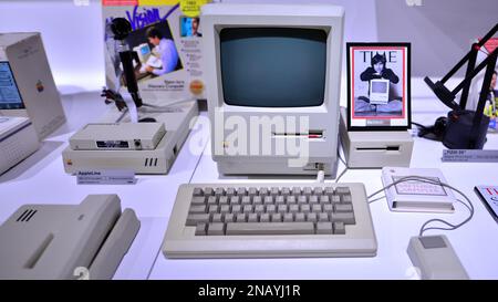 Warschau, Polen. 10. Februar 2023 Im Apple Museum. Macintosh 128K-Computer. Stockfoto