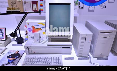 Warschau, Polen. 10. Februar 2023 Im Apple Museum. Macintosh II-Computer. Stockfoto