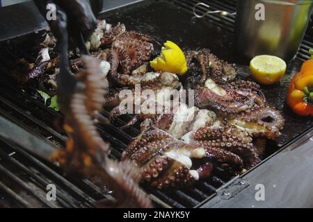 Gegrillter frischer Tintenfisch: Street Food in Italien Stockfoto