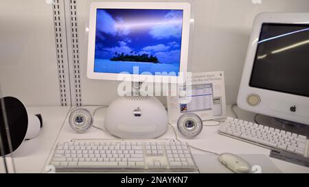 Warschau, Polen. 10. Februar 2023 Im Apple Museum. IMac 64-Computer. Stockfoto